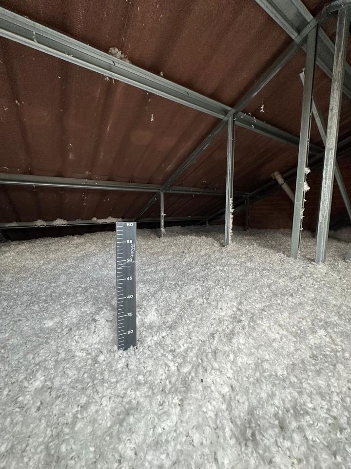 Medición del espesor del aislamiento instalado en una buhardilla